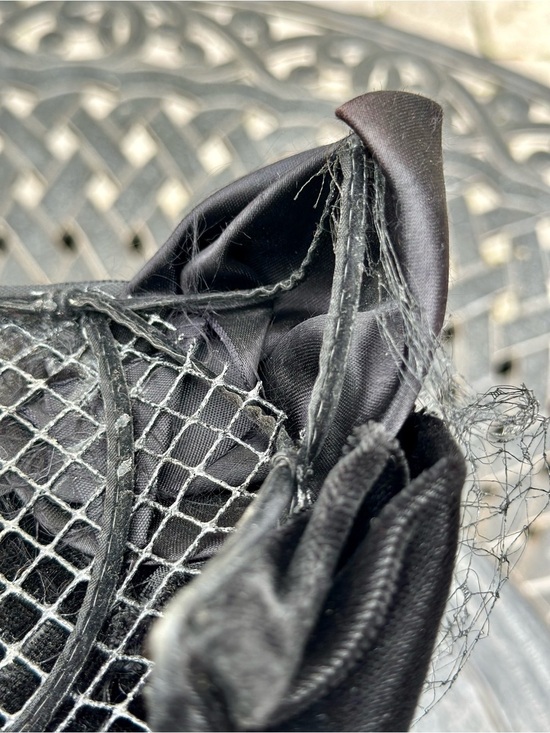 Vintage 1950s or 60s Velvet Cocktail Hat Birdcage Veil Satin Bow Fascinator main image 11